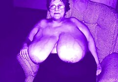 Hermosa chica en cámara web juega con juguete y fuma videos de sexo ancianas
