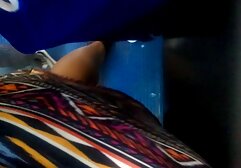 Sexy rubia nieto y abuela follando obtiene sus tetas aspirado por lesbianas cachondas en un sofá
