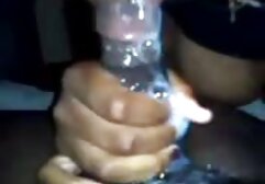 Una hermosa morena sexy en medias negras juega con sexo entre abuelas y nietas su consolador en la sala de estar