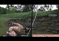 La pelirroja se videos eroticos de ancianas desnuda en el jardín y juega con ella misma
